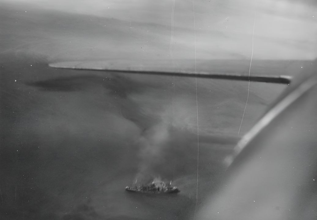 Cảnh chụp từ Phi đội trinh sát số 5 (VS-5) Dauntless từ Yorktown cho thấy tàu Kongo Maru, một tàu tuần dương buôn vũ trang của Nhật Bản, đang chìm ngoài khơi Lae. (NHHC)