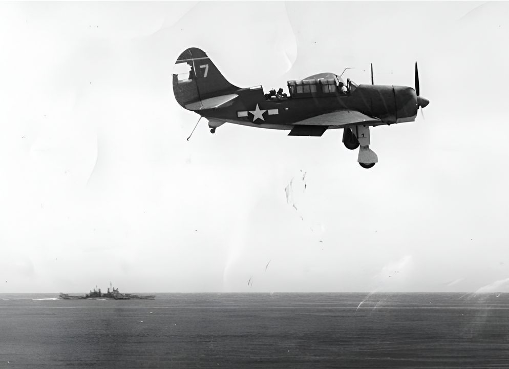 Một chiếc Helldiver bị hư hại của VB-15 đang chuẩn bị hạ cánh xuống USS Essex, mặc dù một phần lớn cánh ổn định đứng của máy bay đã bị hỏa lực phòng không (flak) của IJN bắn phá hủy. Trong giai đoạn từ tháng 5 đến tháng 11 năm 1944, “Bombing 15” đã tấn công các căn cứ và tàu thuyền Nhật Bản tại quần đảo Mariana, Palau, Formosa (Đài Loan), Okinawa và Philippines, nhiều lần trực tiếp đấu hỏa với các pháo thủ phòng không IJN. Phi đội này được ghi nhận là đã đánh chìm hoặc gây hư hại cho một tổng trọng lượng tải kỷ lục tàu buôn và tàu chiến của Nhật Bản. (Naval History and Heritage Command, Photo Archives, Naval Subject Collection)