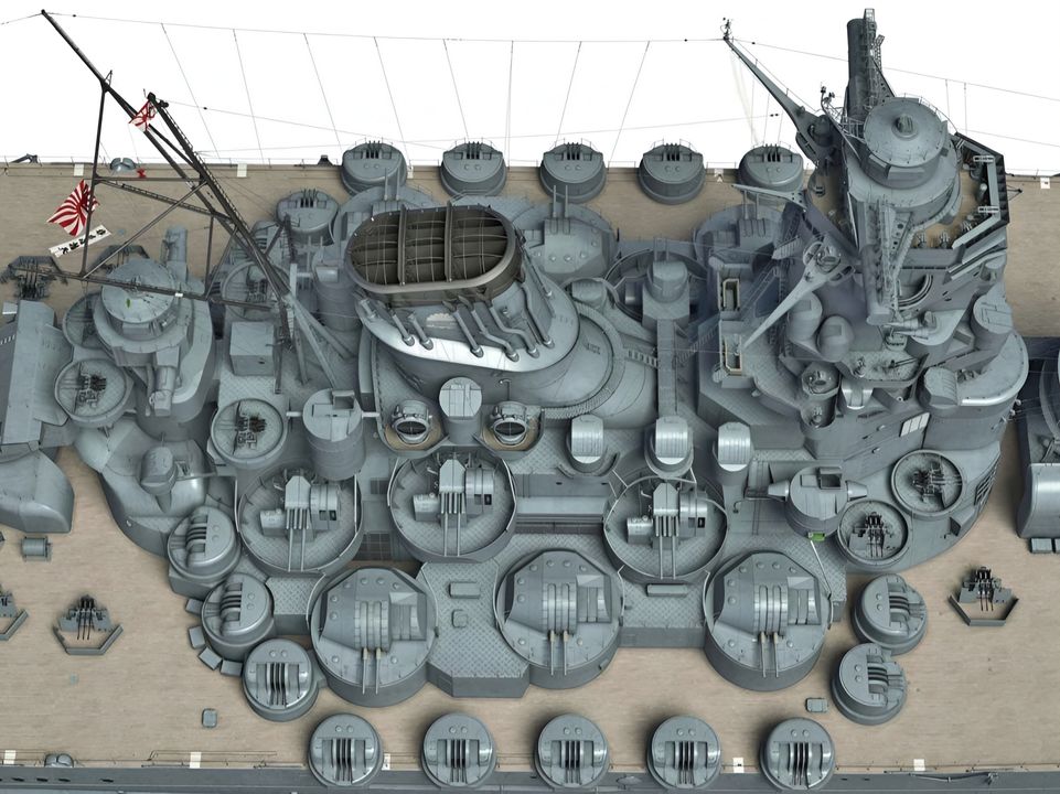 Hình ảnh về khu vực thượng tầng của Yamato vào tháng 4 năm 1945. Con tàu được lắp thêm các bệ pháo Type 96 25 mm có khiên chắn nằm sát trên rìa của mạn tàu, đồng thời cũng được bổ sung nhiều bệ pháo một nòng 25mm ở gần pháo chính của con tàu (không hiển thị trên ảnh). Chú ý, trên ống khói của con tàu được sơn biểu tượng hoa cúc trắng - đại diện cho Thiên hoàng và sự trường tồn của đế chế., chỉ được sử dụng trong Chiến dịch Ten-Go. Ngoài ra, con tàu cũng treo lá cờ samurai có nền trắng với dòng chữ kanji 非理法権天 – <i>Hi-ri-hō-ken-ten</i> (非 (Hi) = Phi lý, bất công, sai trái, vô lý; 理 (Ri) = Lý lẽ, đạo lý, công bằng; 法 (Hō/Hō) = Pháp luật, quy tắc, luật lệ; 権 (Ken) = Quyền lực, uy quyền; 天 (Ten) = Trời, thiên đạo, định mệnh trời) và lá cờ của Phó Đô đốc nằm trên quốc kỳ.