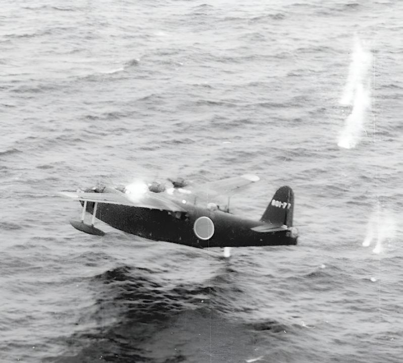 Tháng 9 năm 1944, VB-117 gia nhập VB-102 và VB-116 trên đảo Tinian. Vào ngày 31 tháng 10, Trung úy Herbert Box và phi hành đoàn của ông đã bắn rơi một “Emily” mà họ gặp trên chặng cuối chuyến tuần tra. Các xạ thủ của Box bắn cháy động cơ số 2 và 3, như thấy trong bức ảnh kịch tính này chụp từ chiếc PB4Y-1. (80G-190205, RG80, NARA) 