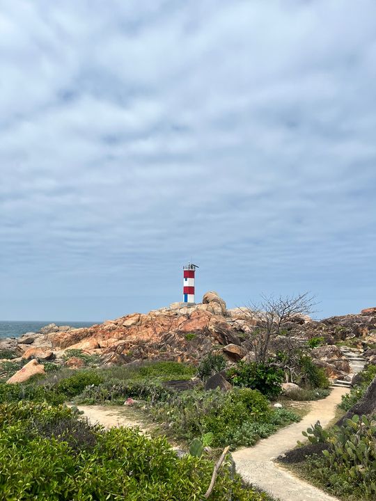 nhìn hải đăng cứ làm mình liên tưởng tới mấy cái cột mốc ven đường thế nhở