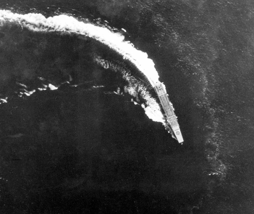 Bức ảnh phóng to của Soryu trong lúc con tàu cơ động tránh bom từ B-17. Đằng trước mũi tàu có ký hiệu Mặt Trời đỏ lớn vốn được được trên cả bốn tàu sân bay trong Kido Butai số 1, nhằm mục đích tránh nhầm lẫn cho những chiếc máy bay khi quay về tàu mẹ. Chú ý ở đuôi tàu có thể thấy một máy bay, có thể là chiếc Zero đỗ sẵn trên sàn bay.