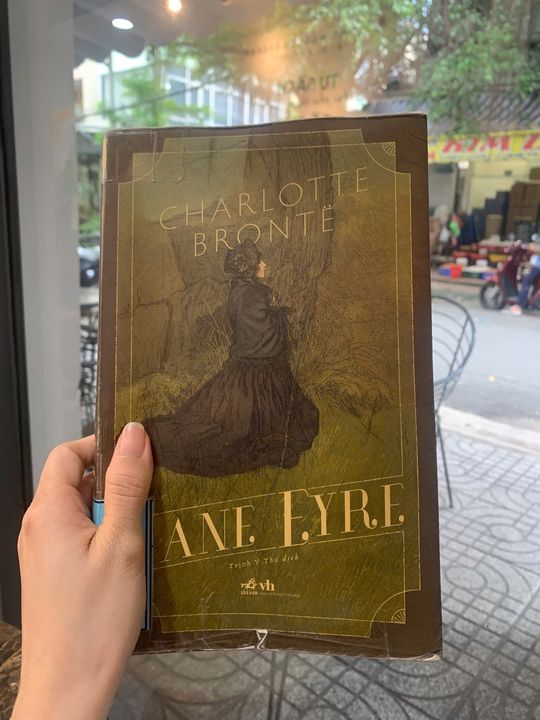 
<i>“I am no bird; and no net ensnares me: I am a free human being with an independent will”</i> — Charlotte Brontë, Jane Eyre
<i>“Tôi không phải là con chim, chẳng có lưới nào có thể trói buộc tôi: tôi là một con người tự do, có ý chí độc lập”</i>

