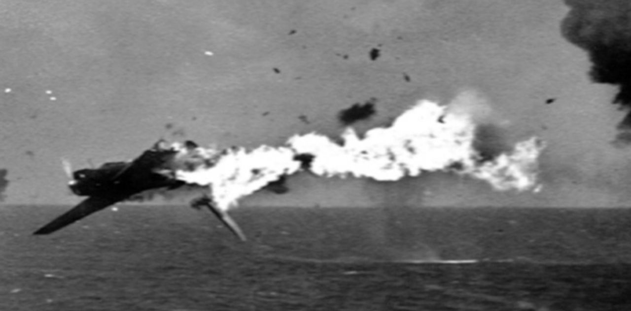 Một chiếc máy bay mặt đất B6N1 thuộc Không đoàn 531 bị trúng đòn trực tiếp bởi một quả đạn pháo 5 inch/38 do tàu USS Yorktown (CV-10) bắn trong một cuộc tấn công ngư lôi không thành công nhằm vào tàu sân bay ngoài khơi Kwajalein vào ngày 4 tháng 12 năm 1943. Không đoàn 531 là đơn vị tiền tuyến đầu tiên được trang bị loại máy bay ném ngư lôi B6N1 mới, với các mẫu đầu tiên đến vào tháng 8 năm 1943. Mặc dù loại máy bay này tốt hơn B5N2, nhưng gần như không có cơ hội xuyên thủng đội hình tiêm kích Hellcat hộ tống và hỏa lực phòng không nhiều lớp của Hải quân Mỹ. (NHHC)