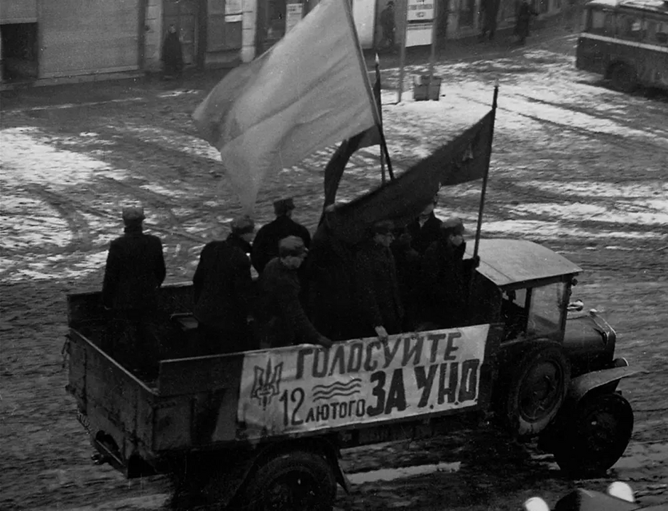 <i>Ngày 25/10/1938, chính quyền Praha giải tán các đảng phái chính trị. Thủ tướng vùng Carpathian Ukraina tự trị, Augustine Voloshin, đã cho phép thành lập một đảng chính trị mang tên "Đoàn kết Dân tộc Ukraina" (DNA), điều này vi phạm quyết định của chính quyền Praha.</i>