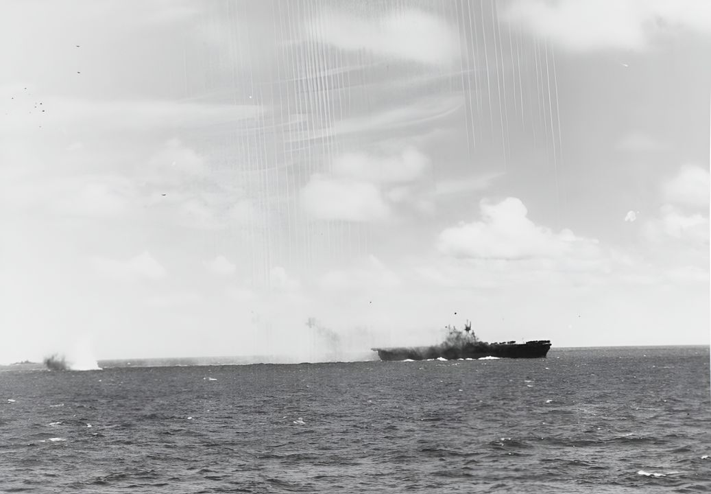 Một góc nhìn khác từ tàu San Jacinto về vụ nổ của quả bom nằm xa ở phía sau Enterprise trong đợt không kích lần hai của Nhật Bản. (NHHC)