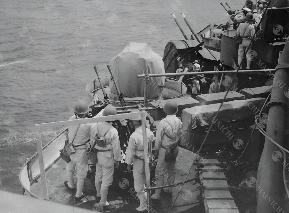 Khẩu đội pháo phòng không tầm gần Type 96 25 mm và ở bên phải là khẩu đội pháo phòng không tầm xa Type 89 5 inch.