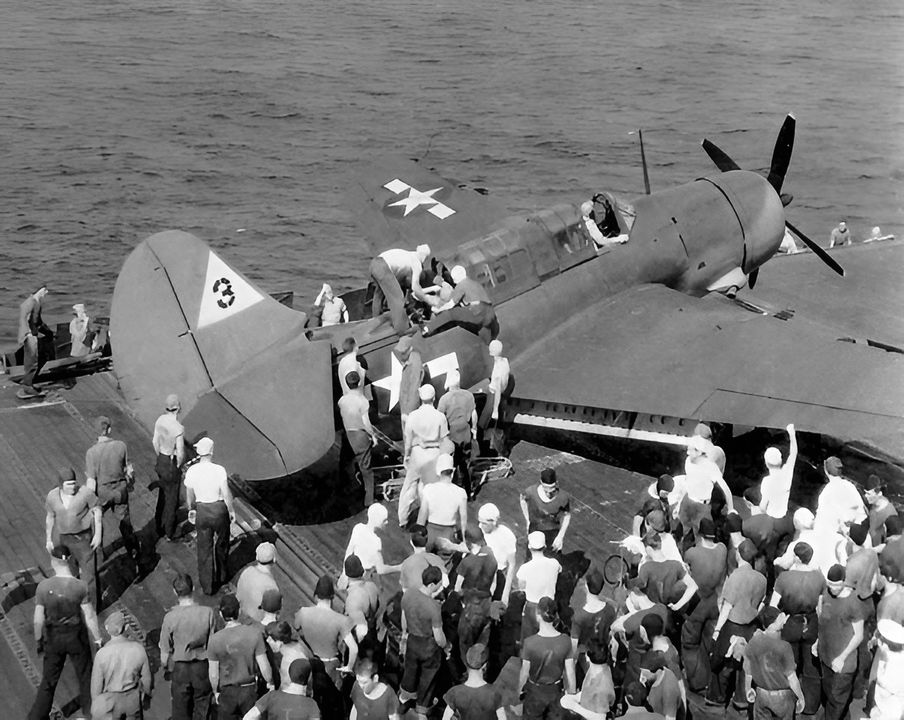 Được chụp sau cuộc không kích Yap vào ngày 24 tháng 11 năm 1944, chiếc SB2C-3 dày dạn kinh nghiệm này của VB-20 đã tham gia các đợt tấn công Musashi trong tháng trước. Thực tế, máy bay thuộc Không đoàn Tàu sân bay số 20 của Enterprise chiếm phần lớn lực lượng tấn công. (Tailhook)