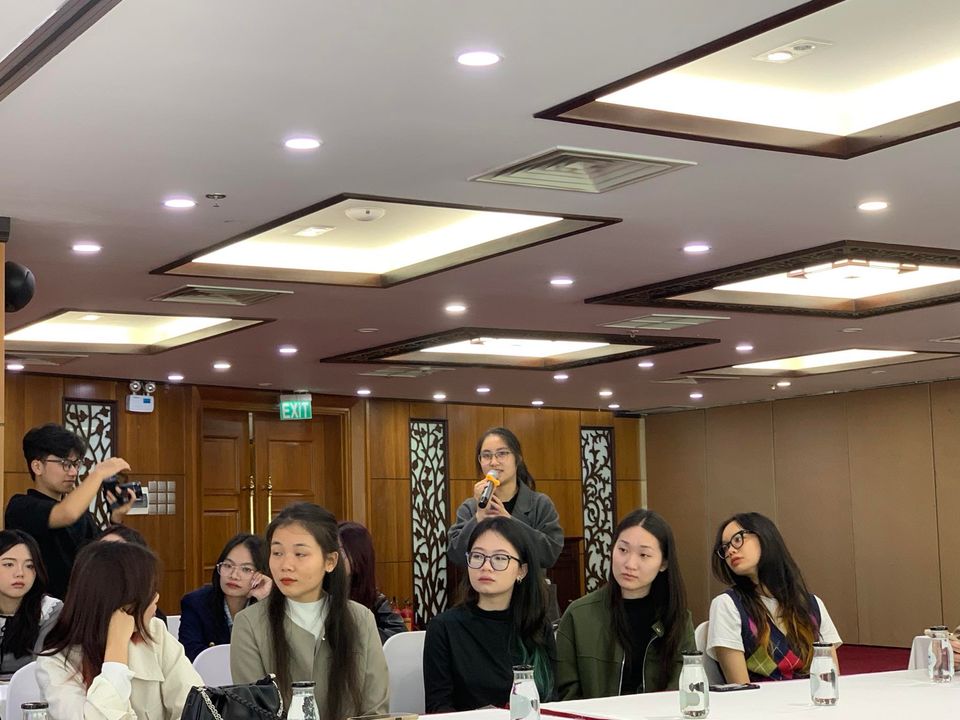 Sinh viên bày tỏ cảm xúc, ý kiến và quan điểm đối với buổi gặp và công ty