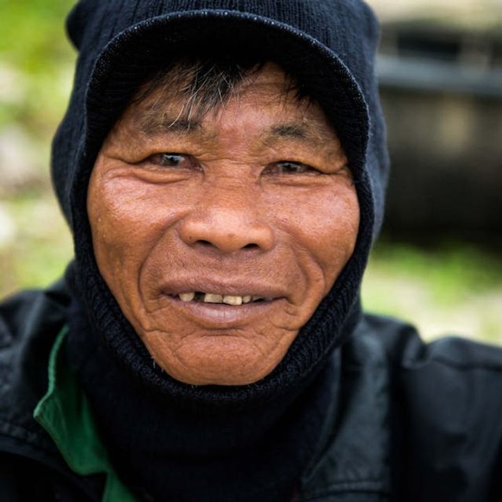 Được một lúc, có người đàn ông mặc quần áo cũ, ngửa tay, gương mặt buồn rầu nhưng cười ngượng, hỏi xin vài đồng bạc lẻ.