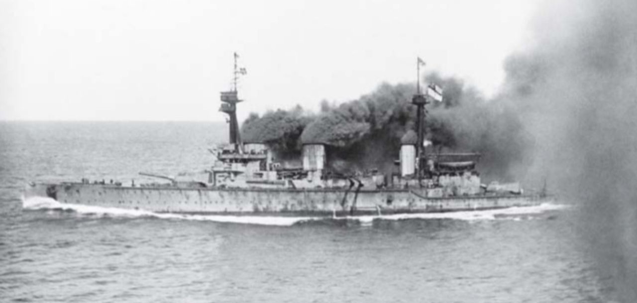 Invincible tại trận hải chiến quần đảo Falkland. Đây có lẽ là thời khắc huy hoàng nhất của “đứa con cưng” do Fisher sáng tạo, khi hai thiết giáp tuần dương hạm được điều đến Nam Đại Tây Dương đã thực hiện chính xác vai trò mà chúng được thiết kế để đảm nhận. Tuy nhiên, đến trận Jutland, những chiếc thiết giáp tuần dương thế hệ đầu tiên của Anh như vậy đã trở nên lỗi thời. ( IWM SP 2092)