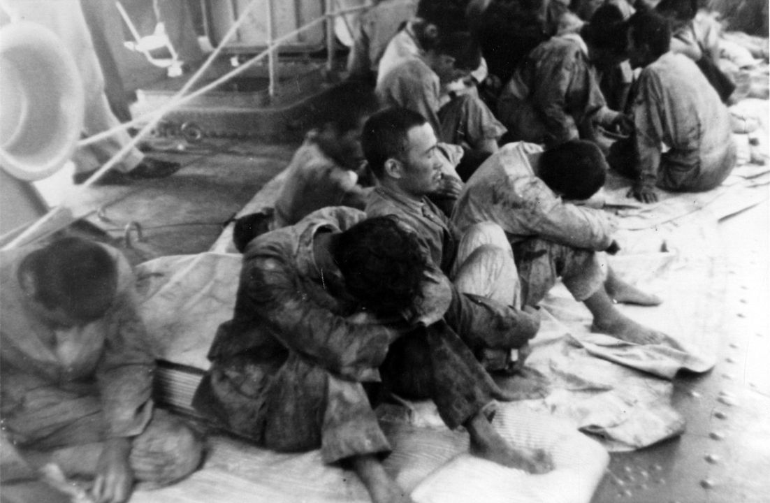 Một số nhân viên kỹ thuật của Hiryu bị kẹt lại sau khi thủy thủ đoàn rời tàu vào sáng sớm ngày 5 tháng 6. Sau đó họ tìm được lối thoát khỏi khu kỹ thuật và hạ thủy được một trong các xuồng của Hiryu. Kỹ sư trưởng của tàu và 38 người khác trôi dạt suốt 14 ngày trước khi được tàu tiếp tế thủy phi cơ Ballard cứu vào ngày 19 tháng 6. Trong số 39 người, 34 người sống sót và bị bắt làm tù binh. (US Naval Historical Center)