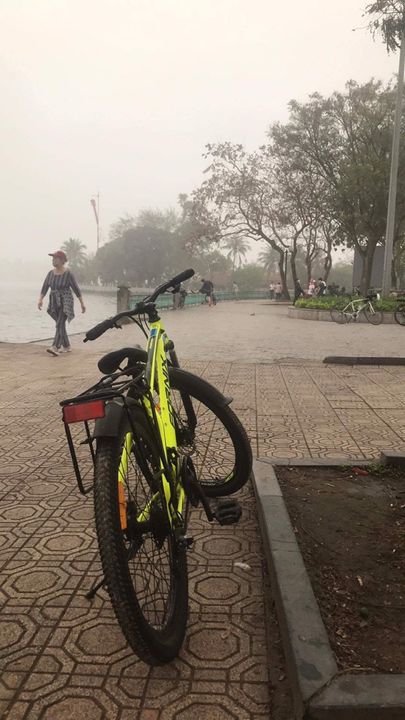 Đạp xe Hồ Tây sáng sớm, chỉ ngồi ghế đá xong nhắm mắt lại hít thở không khí. Vậy là đủ.