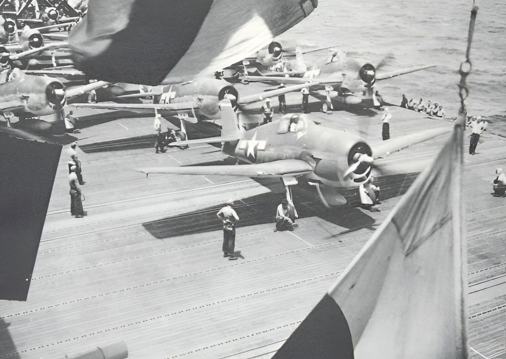 Các máy bay F6F-3 của phi đội trên USS Essex đang chuẩn bị bắt đầu nhiệm vụ tấn công đảo Iwo Jima vào tháng 6 năm 1944. Chiếc máy bay phía trước là "The Mins", do David McCampbell điều khiển. 