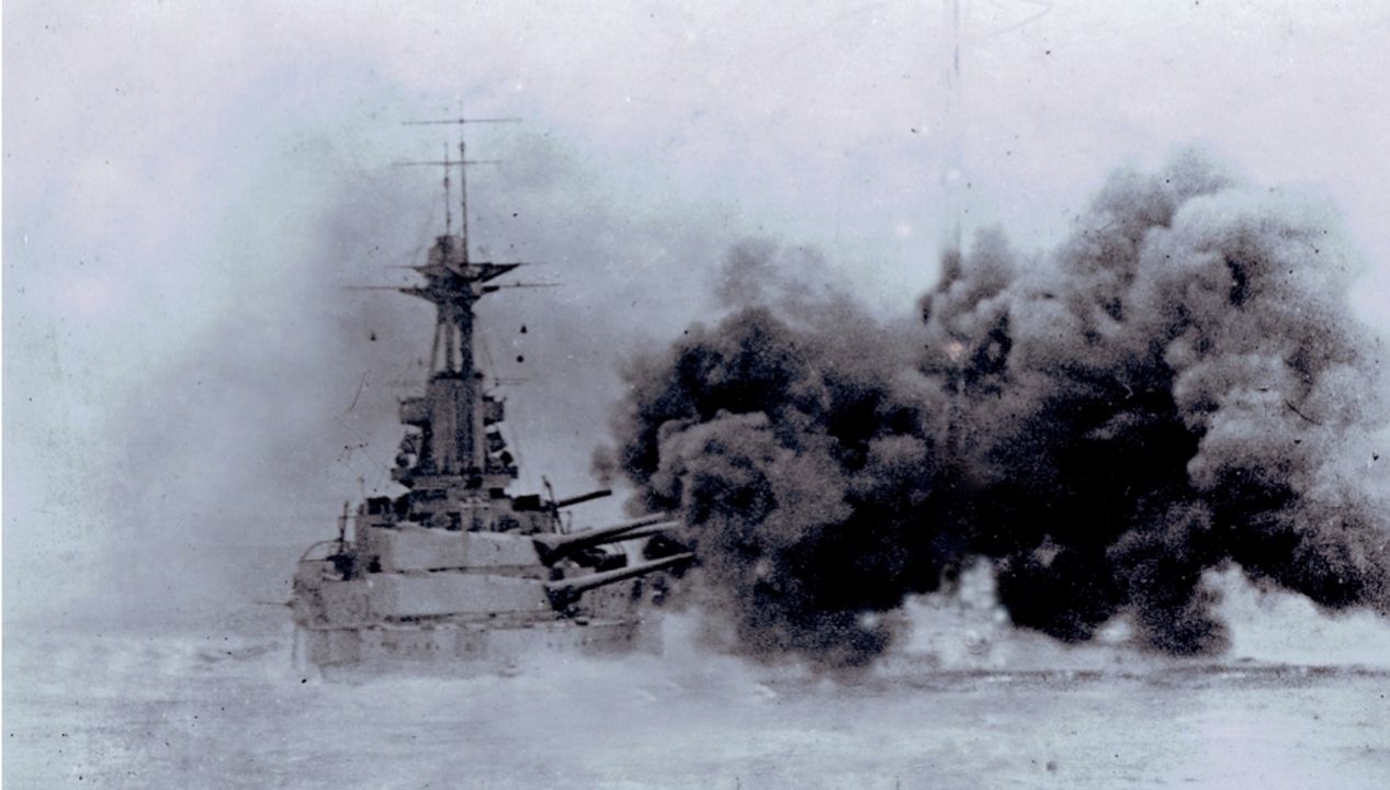 HMS Monarch là con tàu của Hải đội 2 thuộc Hải đoàn thiết giáp hạm số 2 và là con tàu thứ sáu trong hàng tác chiến được triển khai vào lúc 18 giờ 30 phút. Trong trận chiến, còn tàu đã khai hỏa 53 đạn 13.5 inch vào hạm đội Đức ( B. Gudge)