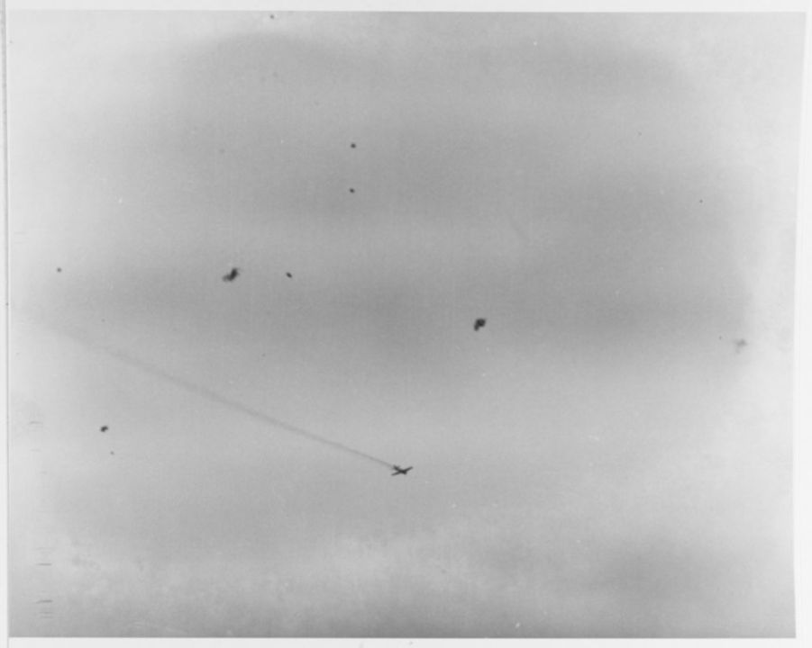 Một góc nhìn khác về cuộc tấn công vào TG 58.3. Các pháo thủ trên tàu sân bay hạng nhẹ San Jacinto tuyên bố đã bắn hạ một máy bay Nhật Bản. Chiếc máy bay này đang thực hiện đòn tấn công nhằm vào tàu sân bay Enterprise. (NHHC)