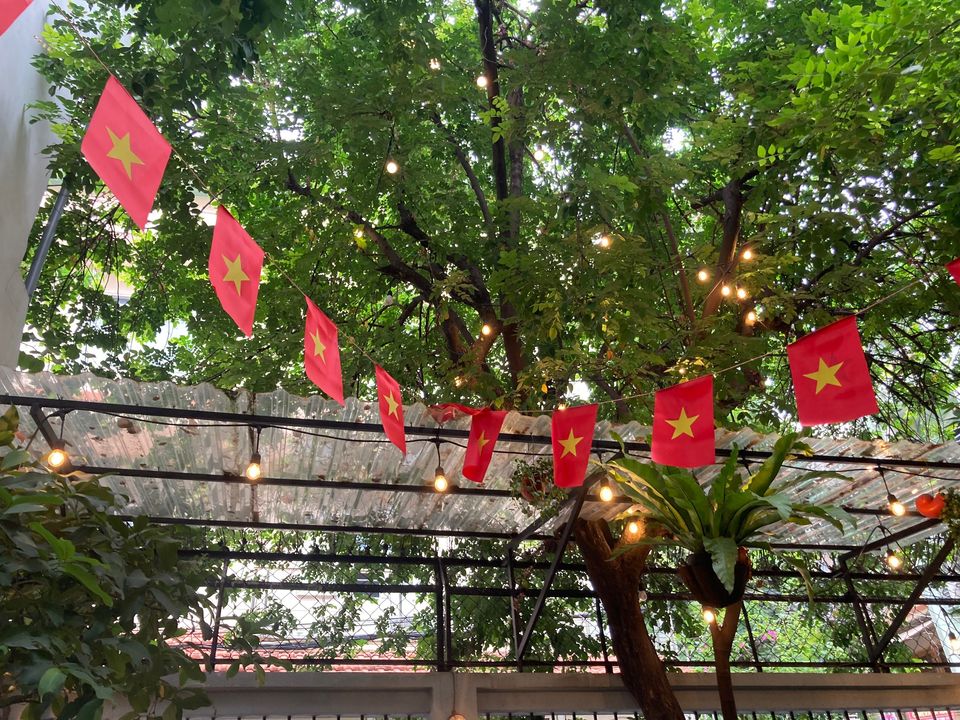 Khung cảnh yên lành của quán cà phê mình hay lui tới dạo năm tư, chỉ còn là chút nhớ thương.