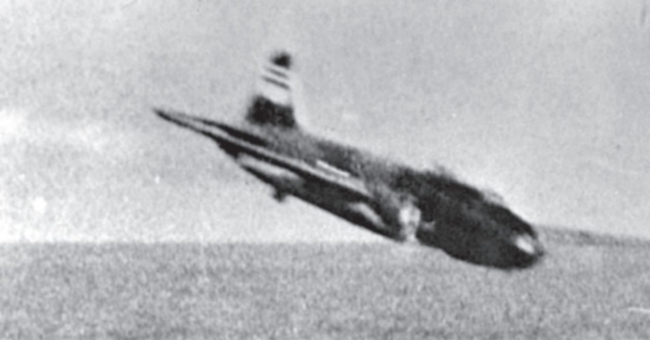 Hình ảnh kịch tính này là một hình ảnh tĩnh được trích từ phim quay bởi một thủy thủ trên tàu Lexington trong cuộc đột kích bất thành vào Rabaul của Lực lượng Đặc nhiệm 11 (TF 11) vào ngày 20 tháng 2 năm 1942. FCPO Chuzo Watanabe, điều khiển chiếc G4M1 số hiệu F-348 thuộc Không đoàn số 4 (4th Kokutai), đã quyết định lao máy bay vào tàu Lexington. Tuy nhiên, anh ta bỏ lỡ mục tiêu và lao xuống biển ngay trước mũi bên trái của tàu sân bay sau khi chiếc máy bay ném bom bị hỏa lực phòng không của các tàu hộ tống Lexington bắn trúng nhiều lần. Trước đó chỉ vài phút, ngay trước khi thả bom, chiếc G4M1 đã bị bắn rụng động cơ và gondola bên trái bởi Trung úy Edward H. “Butch” O’Hare, lái một chiếc F4F-3 cất cánh từ Lexington. (NHHC)