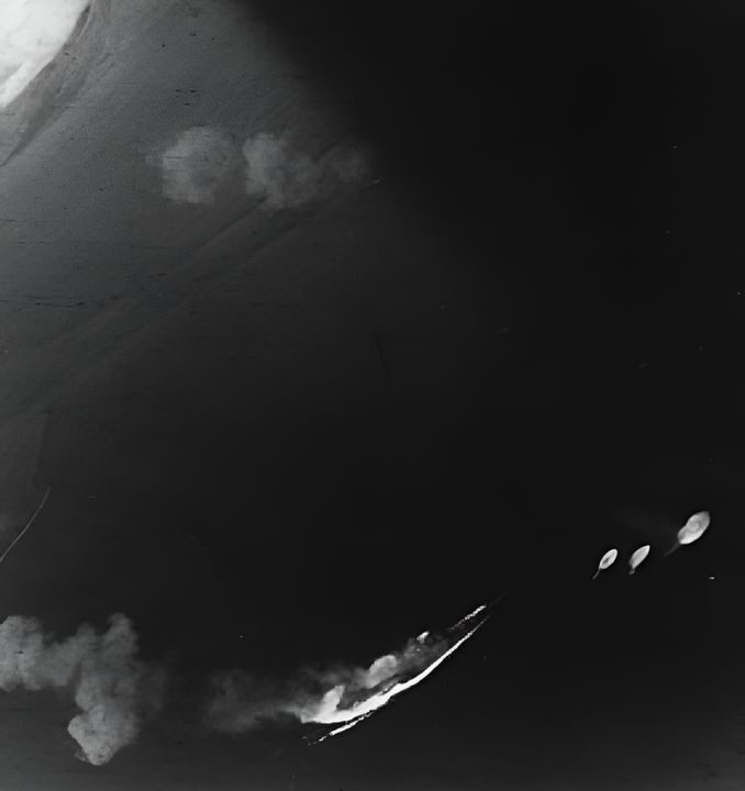 Musashi trở thành mục tiêu của các Helldiver từ TG 38.3 – đây là đợt tấn công thứ ba nhằm vào chiếc siêu thiết giáp hạm này. Một đám cháy do đợt ném bom bổ nhào trước đó gây ra đang bốc cháy rõ rệt ở phía sau, tạo ra lượng khói lớn. (Naval History and Heritage Command, Photo Archives, Naval Subject Collection)