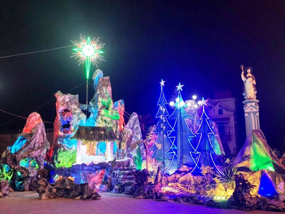 <a href="https://dantri.com.vn/doi-song/nhung-hang-da-duoc-trang-hoang-long-lay-cho-don-giang-sinh-20191223200720464.htm#&amp;gid=1&amp;pid=1">Hình ảnh một hang đá lộng lẫy ở Nam Định</a>