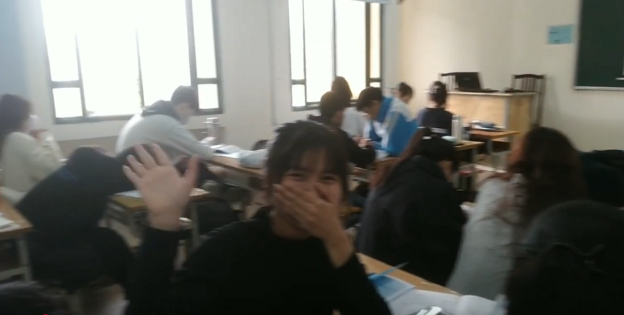 Tôi quay một góc của lớp, trong ảnh là đứa tên Linh, nó đang giả vờ xúc động.