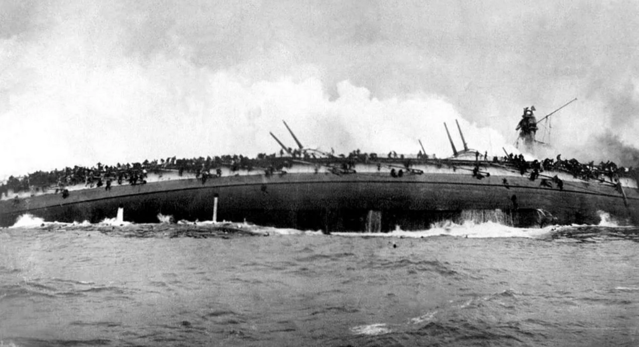 Tàu Blücher bị lật úp trong trận Dogger Bank. Con tàu không thể theo kịp đội hình của Hipper và trở thành chiến hạm lớn duy nhất bị mất trong trận đánh. Ba thiết giáp tuần dương hạm của Hipper đã thoát được sau khi những trục trặc trong chỉ huy và kiểm soát khiến lực lượng Anh dồn hỏa lực vào Blücher bị thương. (NHHC NH 43105)