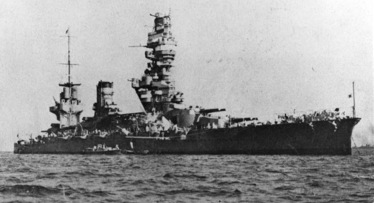 Bức ảnh này cho thấy tàu Fusō sau khi được hiện đại hóa bắt đầu từ năm 1930. Con tàu trở thành con tàu xấu xí nhất trong Hải quân Đế quốc Nhật Bản với cấu trúc thượng tầng phía trước kiểu chùa tháp rất vụng về. Lưu ý máy phóng máy bay đặt trên đỉnh tháp pháo 14 inch/45 phía sau cấu trúc thượng tầng; trên tàu chị em Yamashiro, tàu được hiện đại hóa sau Fusō, máy phóng này đã được di chuyển về phía đuôi tàu.