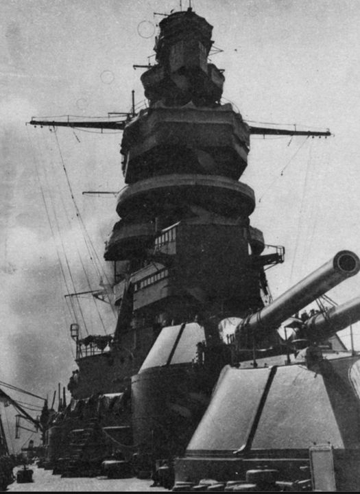 Các tháp pháo 16,1 inch/45 phía trước trên tàu Nagato. Mỗi tháp pháo được bảo vệ rất kiên cố với lớp giáp mặt dày 18,1 inch, bên hông 11 inch, phía sau 7,5 inch và mái từ 9,8 đến 9,0 inch. Pháo 16,1 inch/45 của Hải quân Đế quốc Nhật Bản bắn các loại đạn xuyên giáp nặng 2.249 pound hoặc đạn nổ mạnh nặng 2.064 pound. Về sau trong chiến tranh, một loại đạn mảnh đặc biệt được đưa vào sử dụng để phòng không.