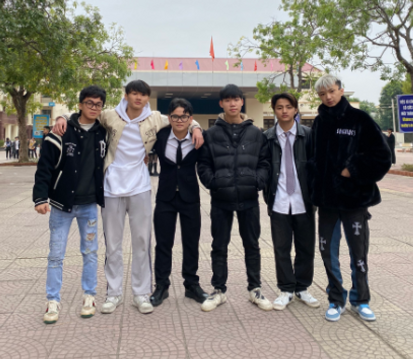 Tôi và một vài anh em quen biết ở trường.