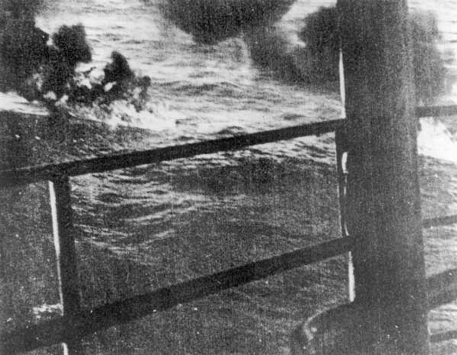 Enterprise lướt qua đống đổ nát đang bốc cháy của hai máy bay ném bom bổ nhào của Nhật Bản bị bắn hạ trong cuộc tấn công. (NHHC)