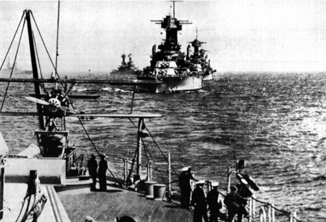 Hạm đội Thái Bình Dương Hoa Kỳ, chụp trong thập niên 1920. Mối đe dọa ngày càng gia tăng từ Đế quốc Nhật Bản đã dẫn đến việc xây dựng Kế hoạch Chiến tranh Cam (War Plan Orange), một phương án chiến lược trong trường hợp xảy ra xung đột, theo đó các thiết giáp hạm lớp Colorado như trong hình sẽ đối đầu với các chiến hạm đối thủ của Nhật Bản. Chiếc thủy phi cơ ở phía trước là một chiếc Vought O2U Corsair.