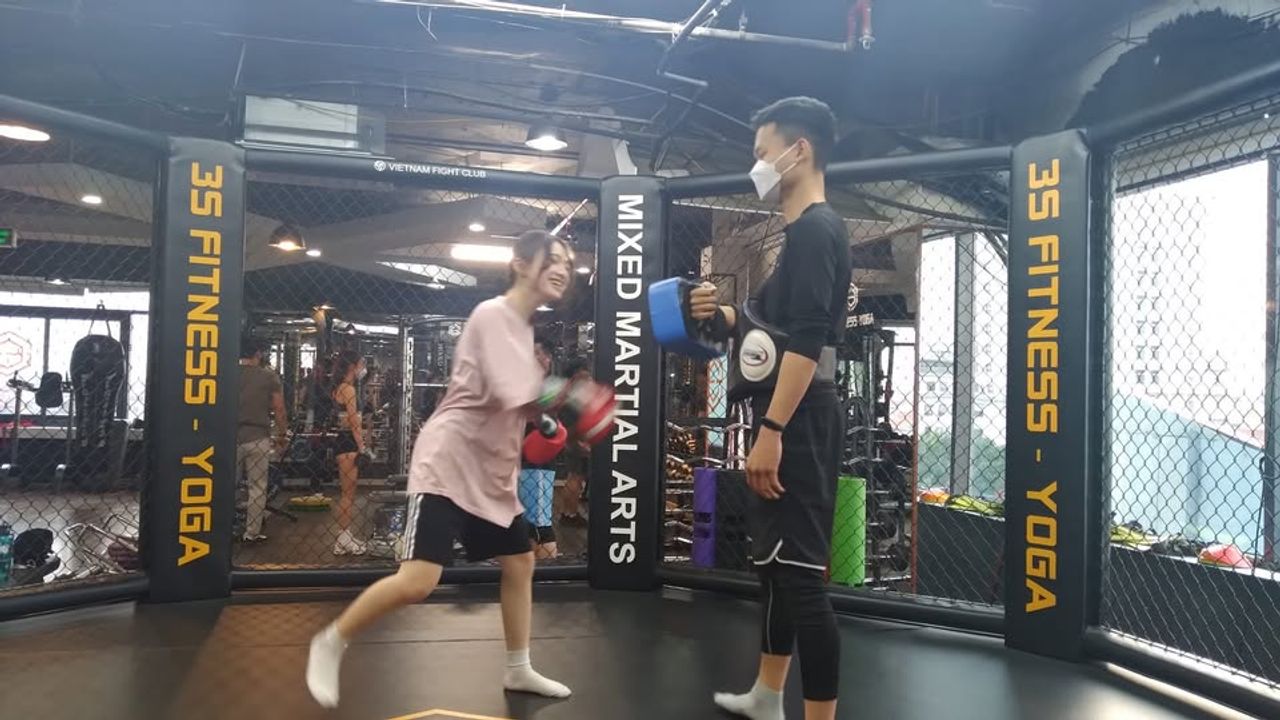 Đ.K.Hy đang đấm boxing với N.T. ảnh do tôi chụp.