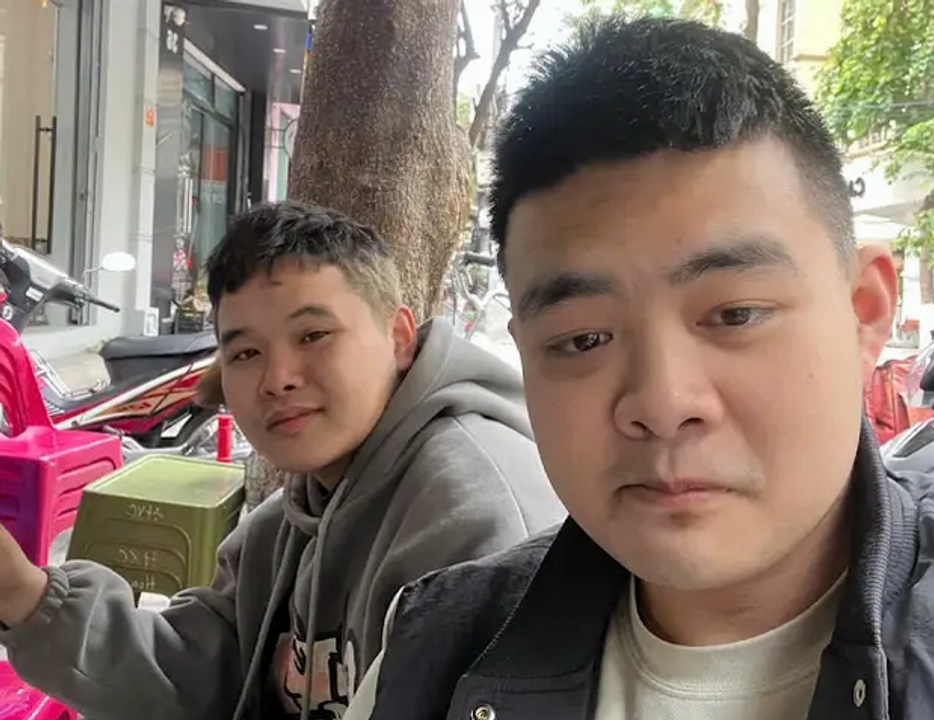 Tôi(bên trái) và Vinhdo(bên phải) lúc này đang âm hơn 5 triệu (gần 6). Bức ảnh này là chiều hôm sau của cái ngày Vinhdo chơi tôi.