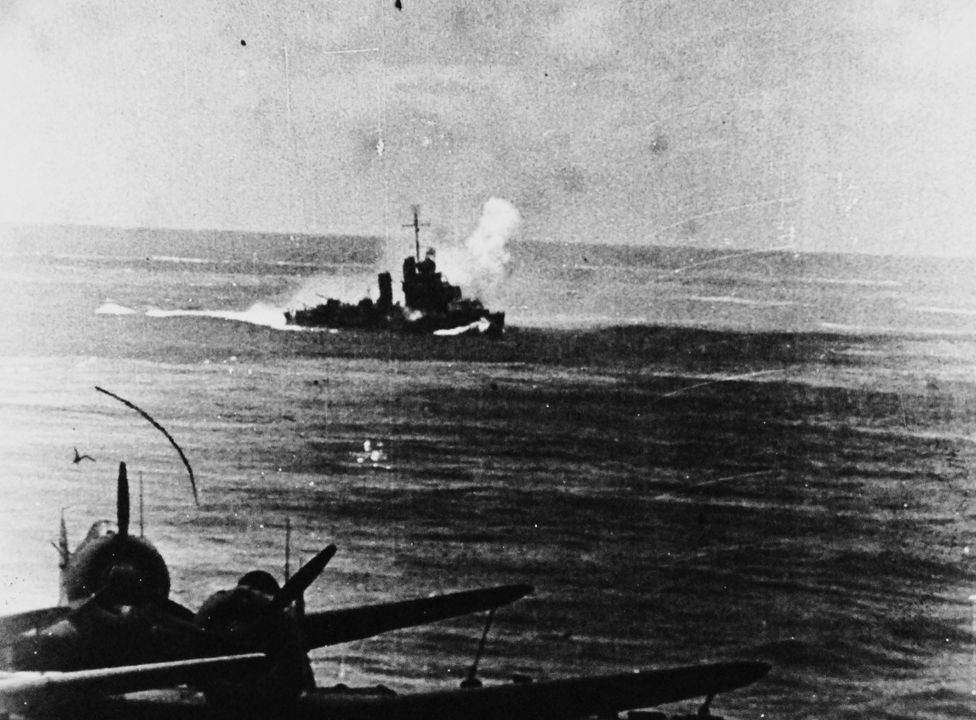 Một ảnh chụp khác từ boong tàu sân bay USS Enterprise và tàu khu trục của Hải quân Mỹ đang khai hỏa dữ dội bằng hỏa lực phòng không vào máy bay Nhật Bản. (NHHC)