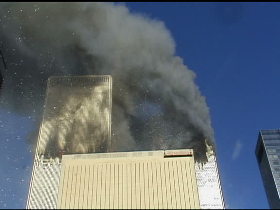 Vài phút sau cú đâm của Chuyến bay 175, cắt từ đoạn video của<i> Scott Myers</i>.