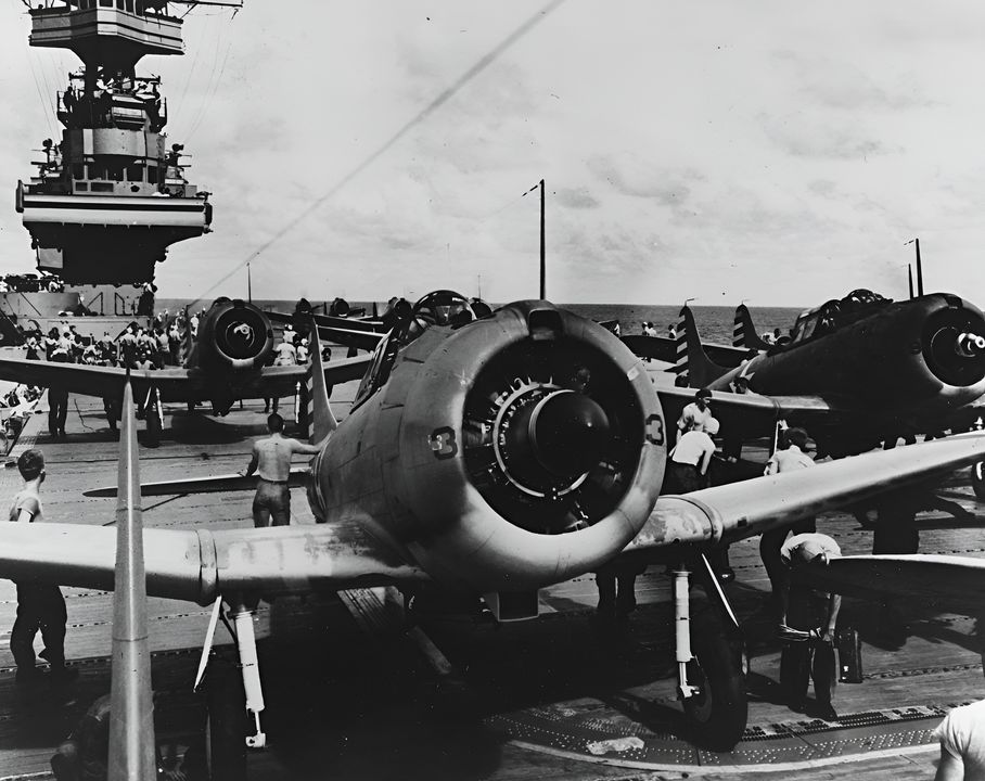 Phi đội ném bom 5 (VB-5) của Yorktown gồm các máy bay SBD-3 đang ở trên sàn bay trong các hoạt động ở Biển San Hô vào tháng 4 năm 1942. VB-5 sơn số hiệu từng máy bay trên nắp động cơ, như hình ảnh ở đây. Máy bay của Phi đội trinh sát 5 (VS-5) có số hiệu trên mép trước cánh