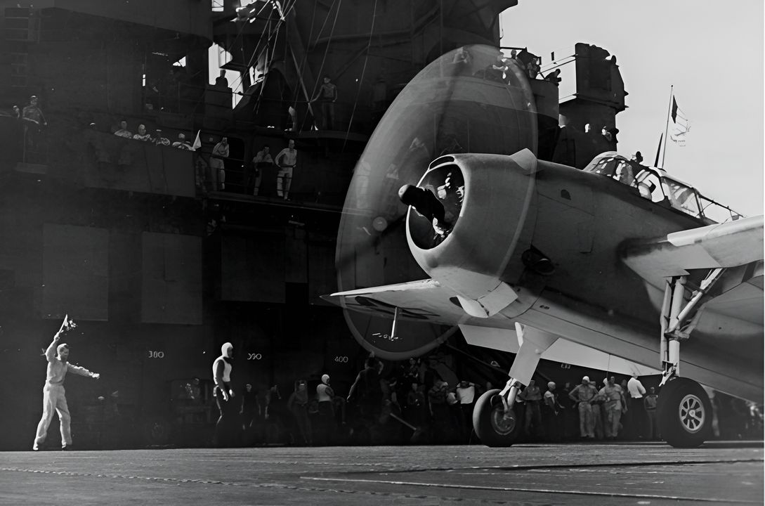 Một phi công Avenger thuộc VT-16 tăng công suất tối đa trước khi bắt đầu quãng chạy cất cánh từ USS Lexington (CV-16) vào ngày 28 tháng 11 năm 1943. Chiếc TBF mang theo bom 250 lb, trong khi VT-16 yểm trợ cho VB-16 và VF-16 trong một cuộc tấn công vào quần đảo Marshall. Ngoài khả năng mang ngư lôi Mark 13, Avenger còn có thể mang tới 2.000 lb bom, khiến nó trở thành một trụ cột trong các nhiệm vụ tấn công mặt đất. (Naval History and Heritage Command, Photo Archives, Naval Subject Collection)