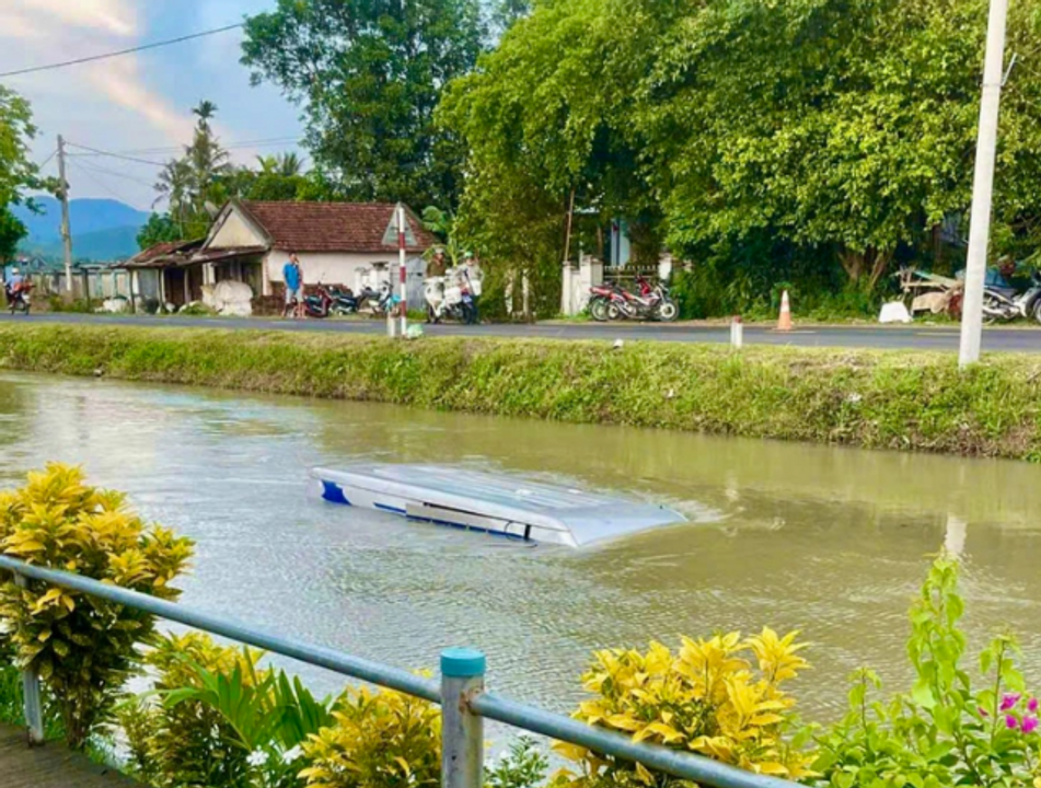 Xe khách ngập dần trong kênh nước thuộc hệ thống thủy nông Đồng Cam . Ảnh: MINH CHIẾN 