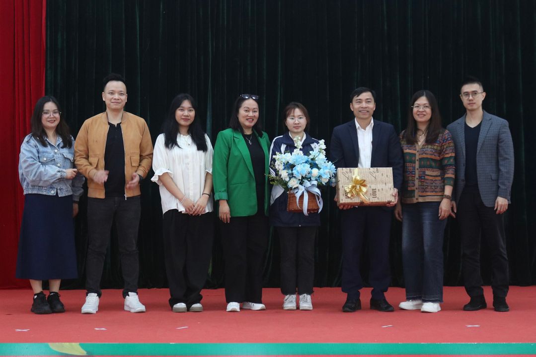 Đoàn Học viện Báo chí và Tuyên truyền trao tặng quà cho Phó chủ tịch UBND xã Minh Quang