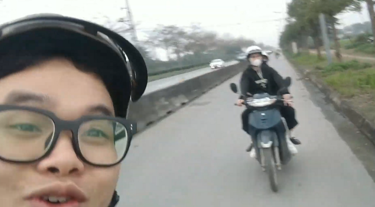 Trên đường về. (đằng sau là Hưng đang đèo Trang).