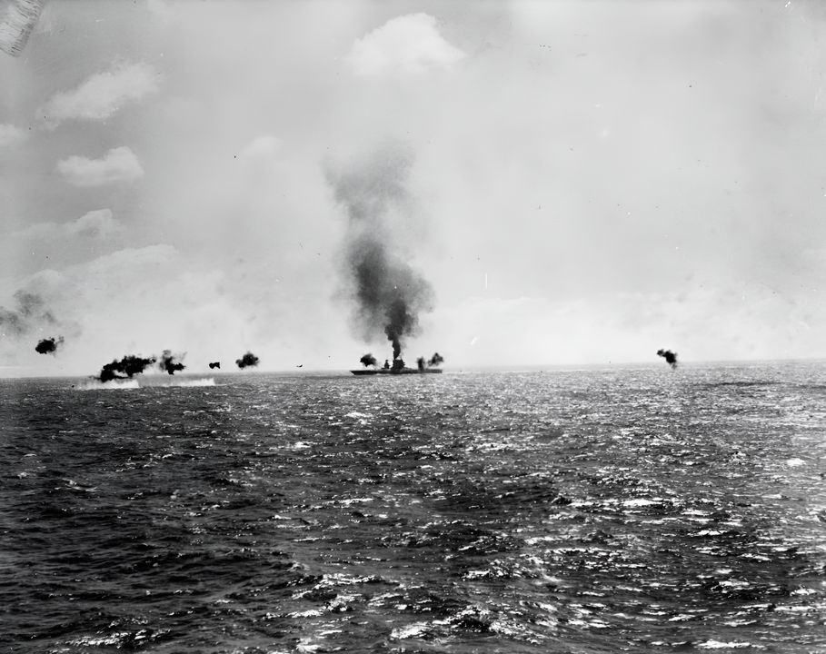 Lexington đang bị các máy bay ném ngư lôi B5N2 Type 97 tấn công. Chú ý một chiếc Type 97 đang tiếp cận tàu từ phía mạn trái. (NHHC)