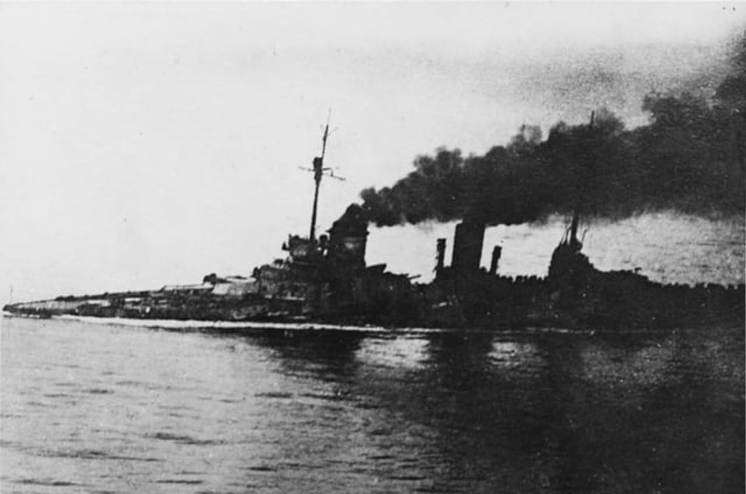 SMS Seydlitz của Đức bị hư hại nặng khi trở về cảng sau Trận Jutland năm 1916. Seydlitz bị trúng 21 quả đạn pháo hạng nặng, hai quả đạn pháo hạng hai và một quả ngư lôi. Trong ảnh có thể thấy con tàu gần như bị chìm dưới nước những vẫn đủ sức về đến cảng nhà.