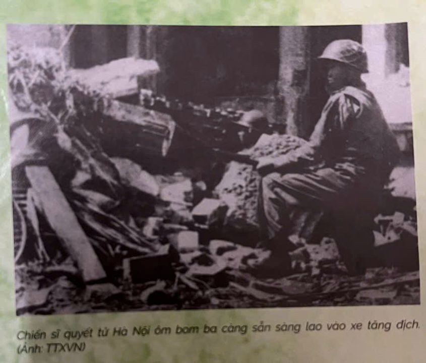 Chiến sĩ quyết tử Hà Nội ôm bom ba càng sẵn sàng lao vào xe tăng địch