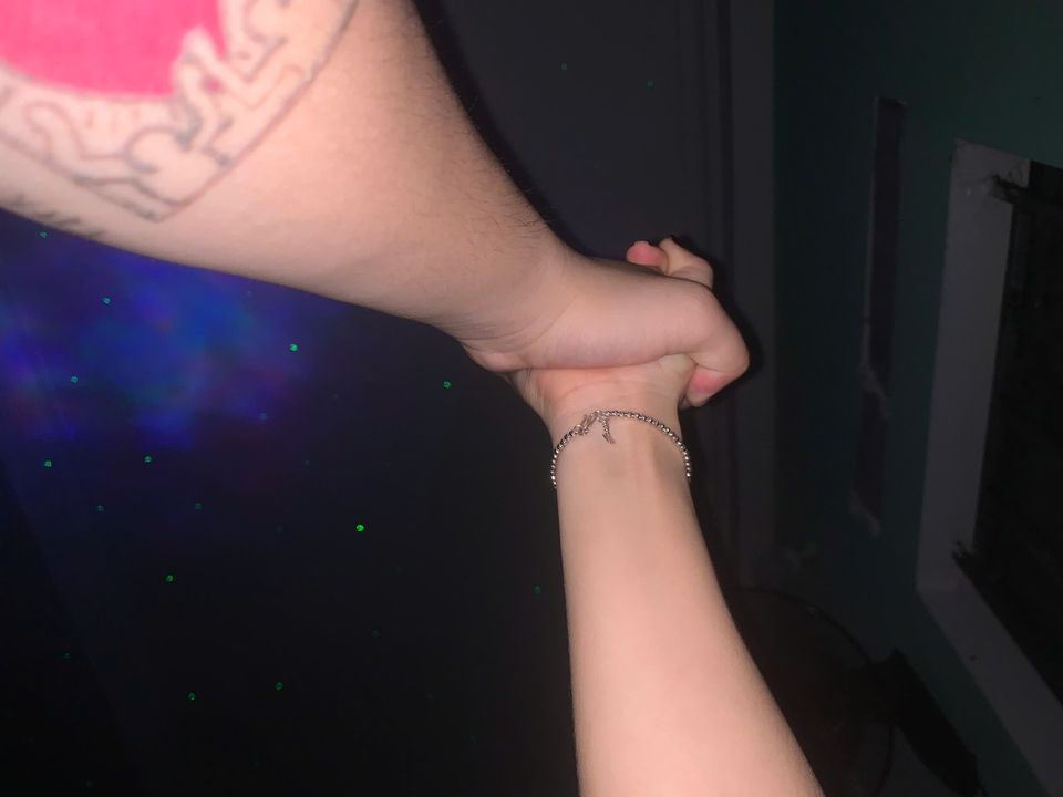 Tôi nắm tay cô ấy như một cặp đôi trong ảo tưởng của tôi.