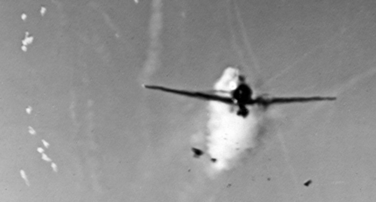 Một bức ảnh hiếm hoi cho thấy chiếc A6M5 đang lao vào thiết giáp hạm USS New Mexico (BB-40) vào ngày 6 tháng 1 năm 1945 ngoài khơi San Fernando, trong vịnh Lingayen. Chỉ vài giây sau, chiếc máy bay đã đâm vào phía mạn trái của tháp chỉ huy. Cú đánh này giết chết thuyền trưởng, Đại tá Robert Fleming, và đại diện của Thủ tướng Winston Churchill tại Bộ chỉ huy của Tướng MacArthur, Trung tướng Herbert Lumsden, cùng 29 người khác, đồng thời làm bị thương 87 thủy thủ. (NARA)