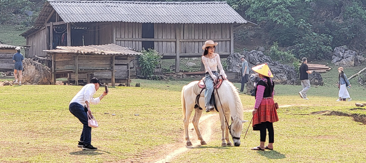 <i>Em cưỡi ngựa / Anh cưới em ...</i>