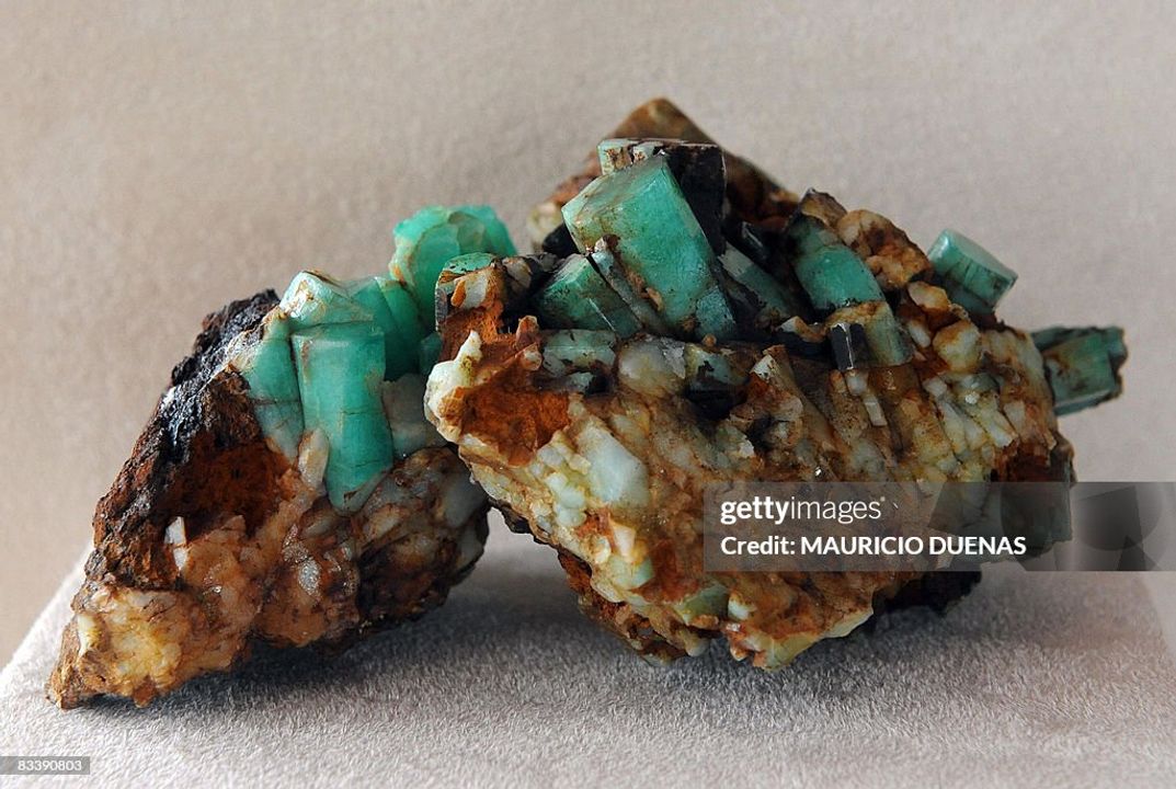 Một vài viên ngọc lục bảo thô của Colombia được trưng bày tại Bảo tàng Ngọc lục bảo Quốc tế ở Bogota vào ngày 22 tháng 10 năm 2008. Bảo tàng, sẽ được khánh thành vào ngày 23 tháng 10, trưng bày khoảng 3.000 viên ngọc lục bảo được thu thập trong 30 năm qua tại các mỏ ngọc lục bảo khác nhau. ẢNH AFP/Mauricio DUENAS (Nguồn ảnh: MAURICIO DUENAS/AFP qua Getty Images)