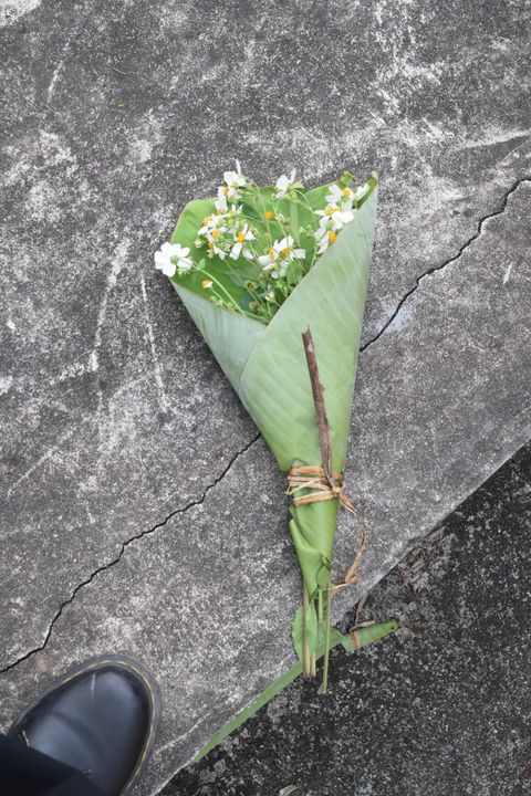 Bó hoa của bé tự tay làm cho ông