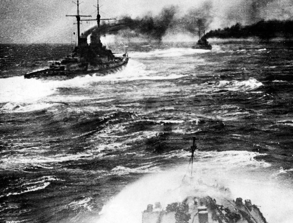 Hạm đội thiết giáp tuần dương hạm của Hipper lái về phía bắc qua sương mù và biển động – ngày 31 tháng 5 năm 1916. Bức ảnh được chụp từ SMS Seydlitz, Derfflinger ở ngay phía trước, và Lutzow dẫn đầu đội hình. SMS Moltke và Von der Tann ở phía sau Seydlitz (không có trong hình).