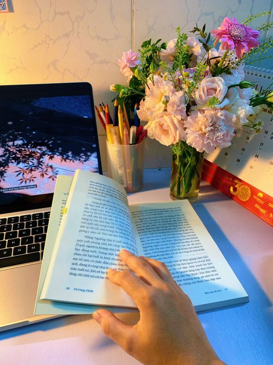 Chị em mình luôn thích hoa và sách